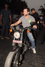 Saif Ali Khan takes a bike ride to promote agent vinod in Mumbai on 21st March 2012 (11).JPG